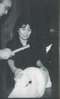 ../files/articles/lamonteyoung/1989_Performance-de-Yoko-Ono-avec-l-aide-de-Keith-Haring-Ecole-des-Beaux-Arts-1989.jpg